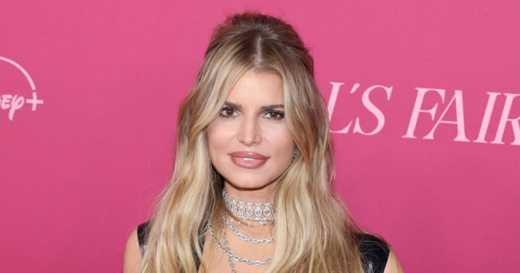 Jessica Simpson Defends Flying 1st Class With Kids in Coach